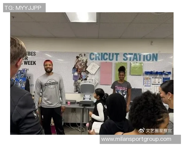 开拓者社区活动精彩瞬间杨瀚森与利拉德亲密互动回馈球迷 开拓者社区活动精彩瞬间杨瀚森与利拉德亲密互动回馈球迷