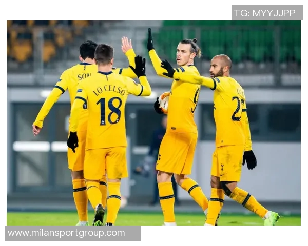 泰山队主场平局遭遇三连平球员谢场时满脸遗憾与失落 泰山队主场平局遭遇三连平球员谢场时满脸遗憾与失落