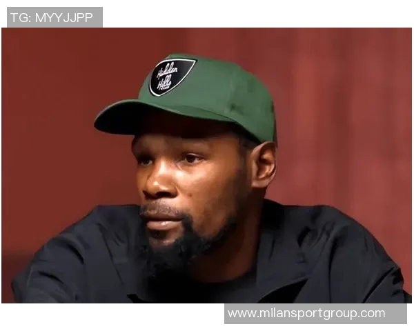 杜兰特幽默回应打球与刷推特的时间安排只需几秒钟轻松搞定