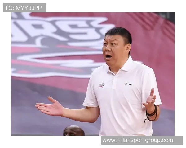 敢于担当文班从屏幕外冲回场内接关键球成功避免球队失误