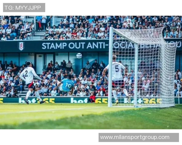 曼联遭遇连败困境曼城强势反弹蓝军红军接连失利