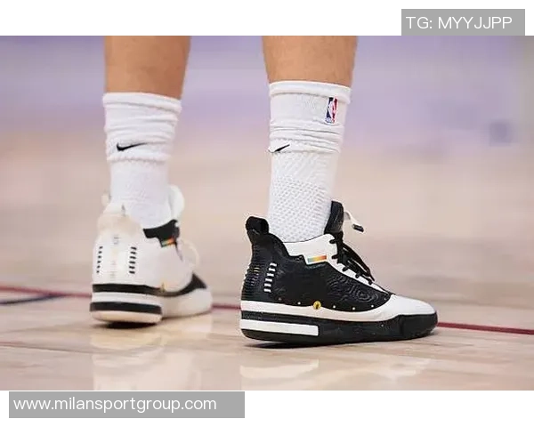 约基奇Joker2高低帮新配色发布黑白反转颜值对比引发热议 约基奇Joker2高低帮新配色发布黑白反转颜值对比引发热议