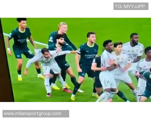 阿劳霍争议判罚引发VAR对话揭示未碰球导致点球判罚真相