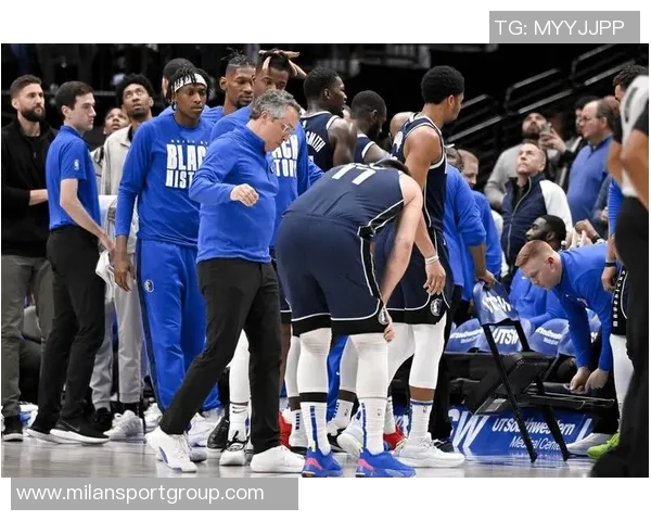 弗拉格因左脚踝扭伤缺席比赛现场观赛与库班同坐展现球队团结精神