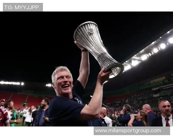 莫耶斯直言英超裁判判罚不公缺乏沟通引发广泛关注